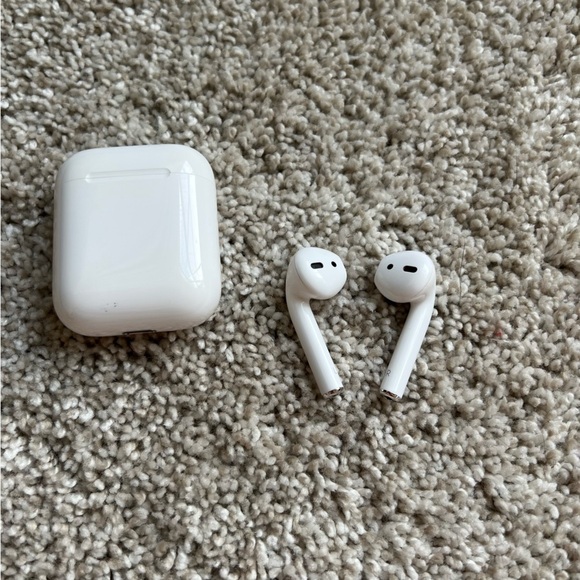 APPLE EAR BUDS - RIGHT EAR IS FUZZY SOUNDING - Picture 1 of 4